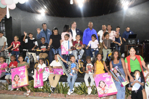 Presidente del CODIA Ingeniero Carlos Eligió Mendoza entrega juguetes a hijos de los Colegiados