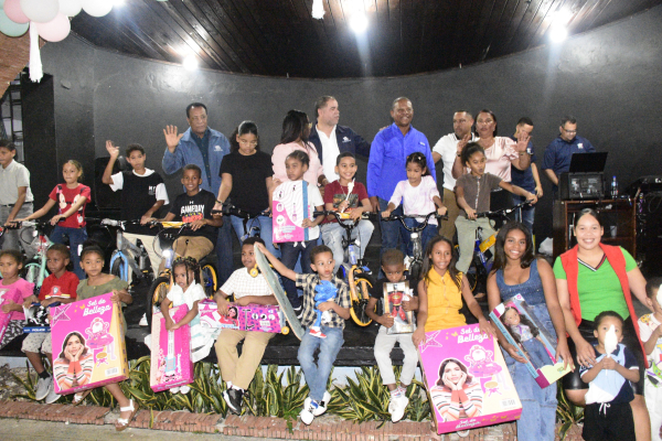 Presidente del CODIA Ingeniero Carlos Eligió Mendoza entrega juguetes a hijos de los Colegiados