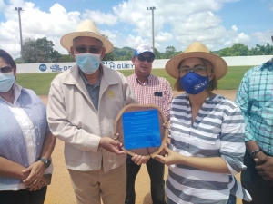 Presidente del Codia, Ing. Dionisio Navarro, recibe un reconocimiento