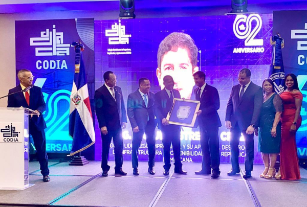 El CODIA celebró su 62 aniversario entregando su máximo galardón a los ingenieros Manuel Estrella, presidente del Grupo Estrella, y Deligne Ascensión, ministro de Obras Públicas.