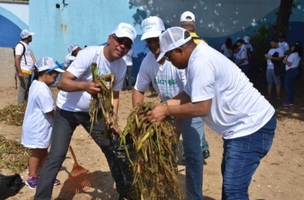 Presidente del Codia encabeza jornada limpieza Playa de Güibia