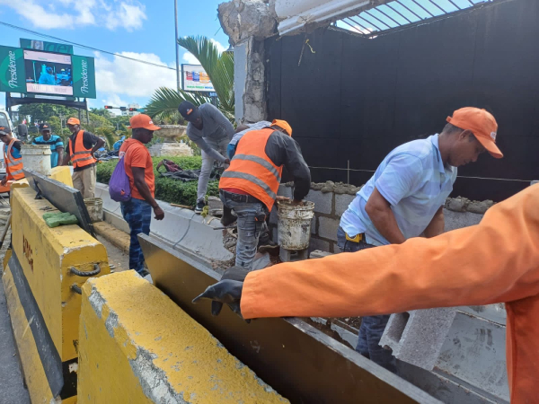 Presidente Nacional del CODIA y Comisión de Inspectores Visitan el Sitio de Colisión en la Caseta de Mantenimiento del Túnel de la 27 de Febrero